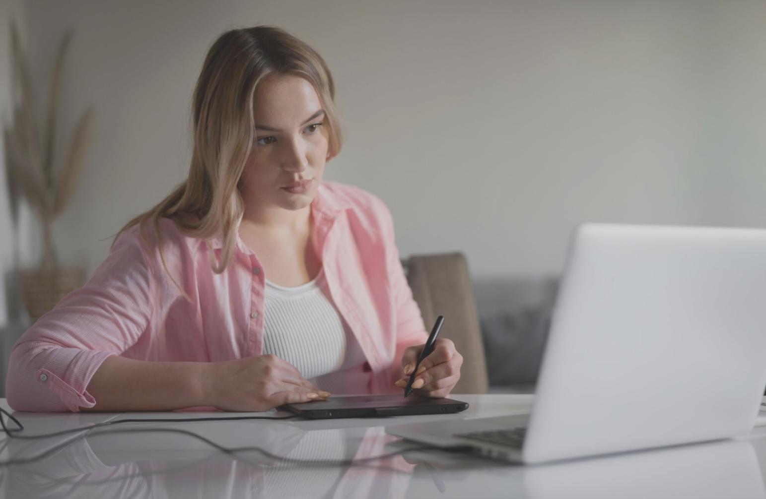 Persona organizando presupuesto personal con documentos y calculadora
