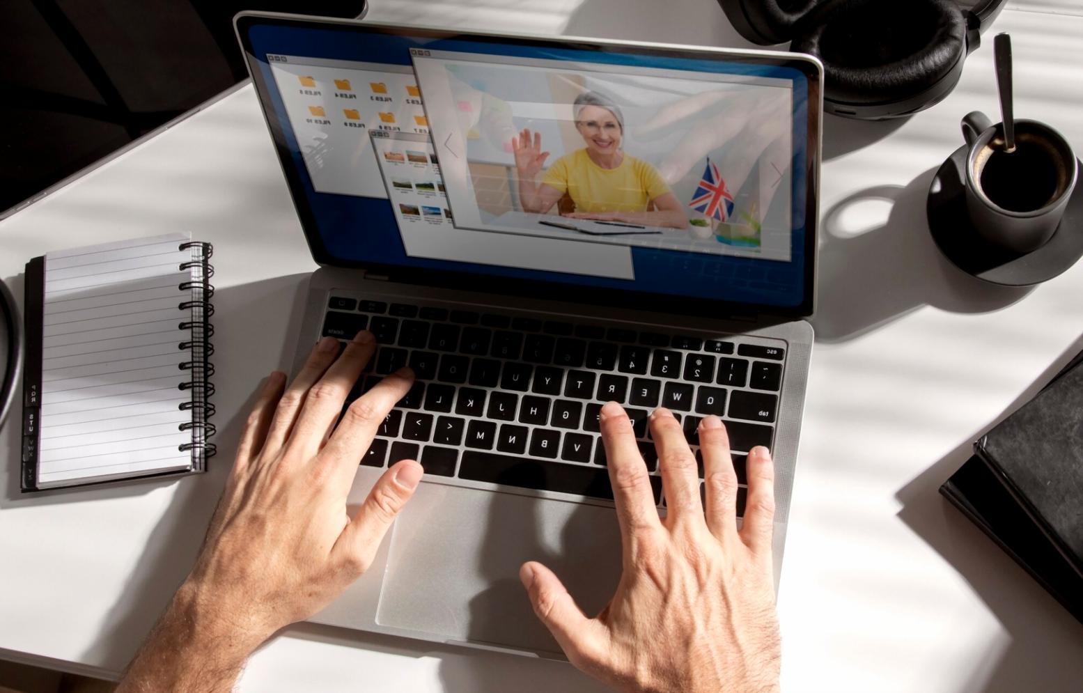 Planificación financiera mensual sobre mesa de trabajo