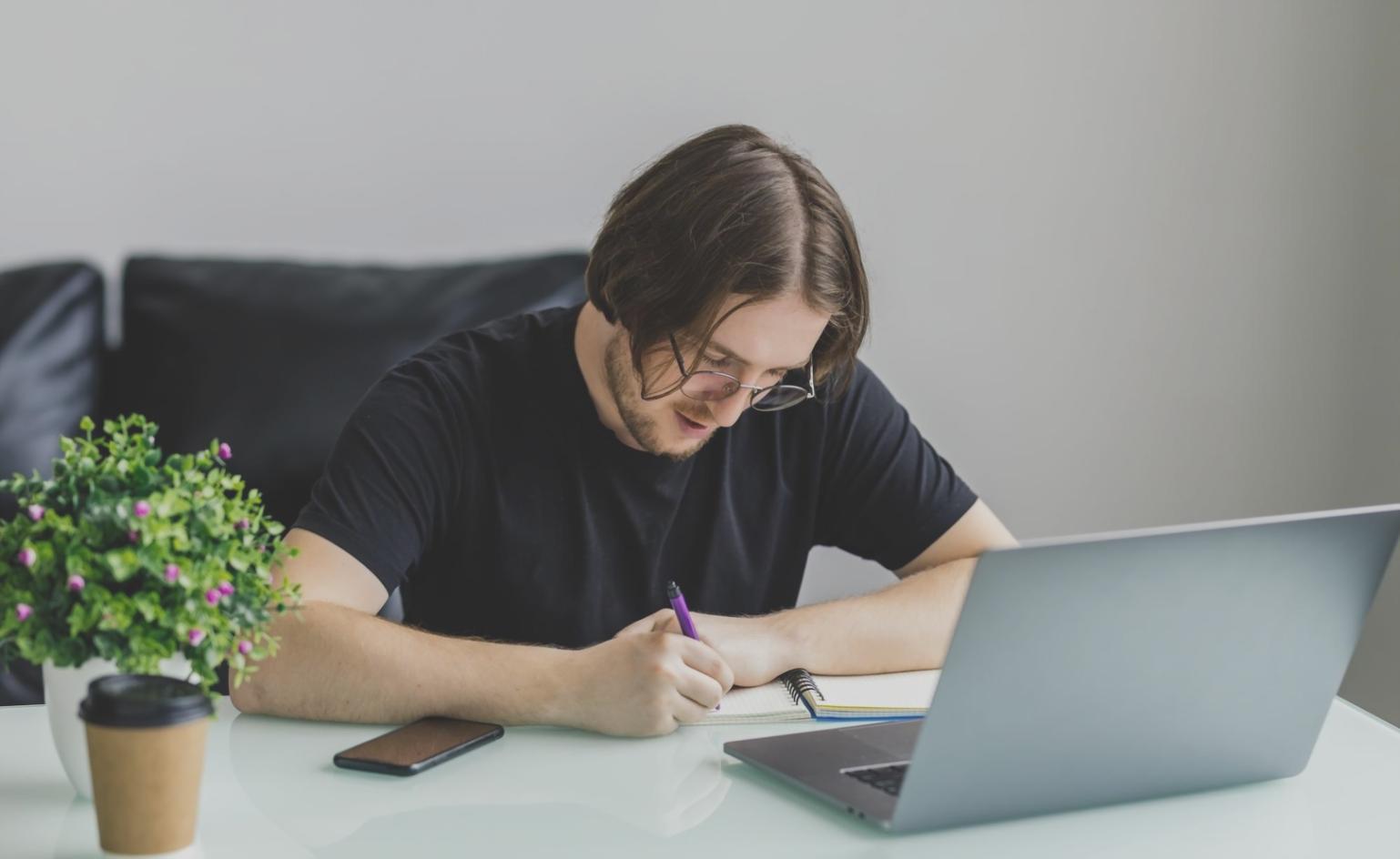Persona revisando documentos financieros personales