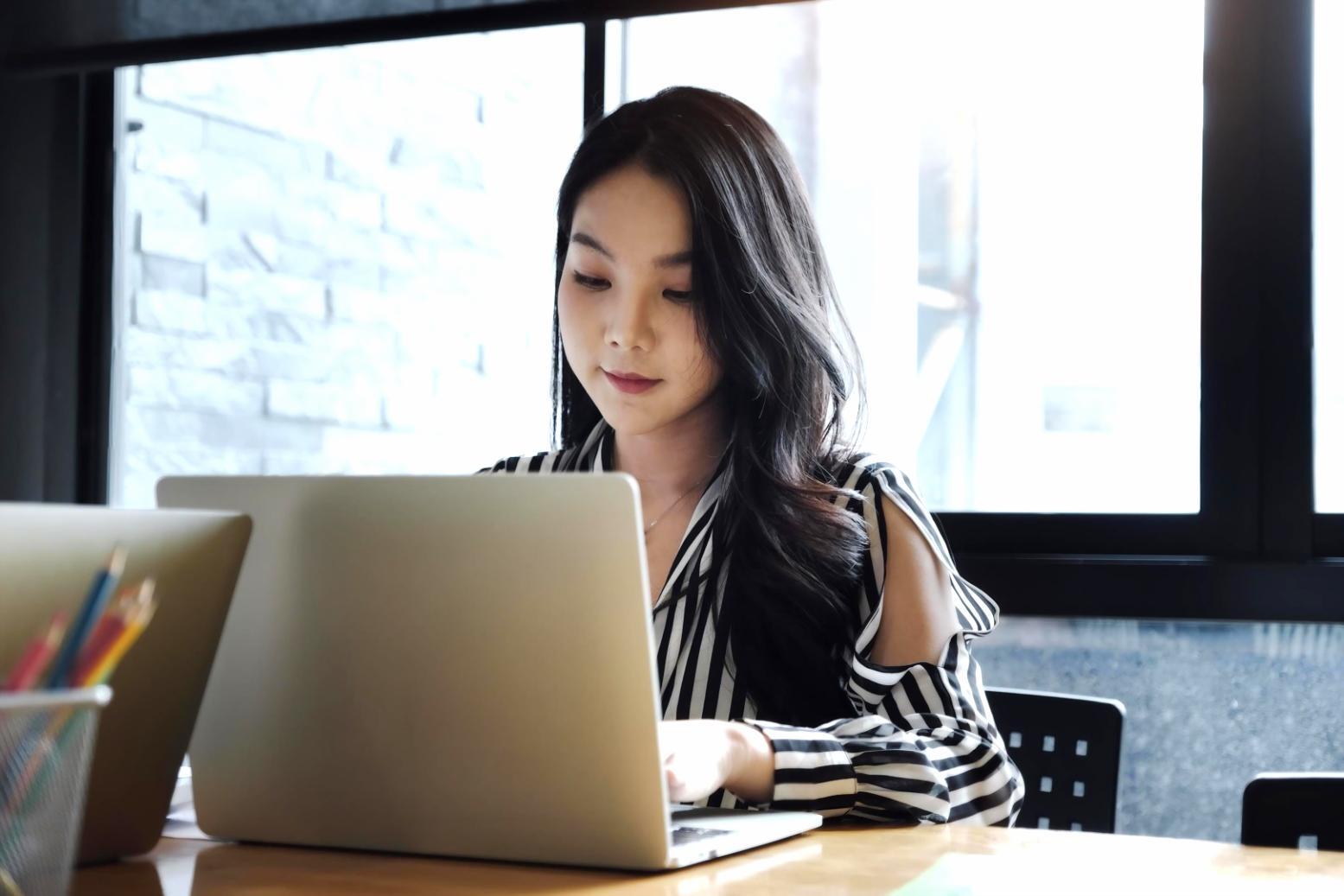 Planificación financiera detallada con documentos y calculadora