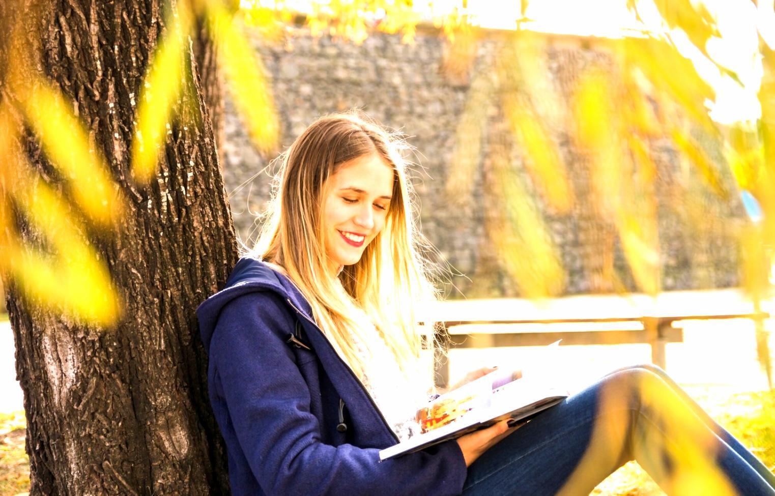 Persona revisando plan financiero personal con satisfacción